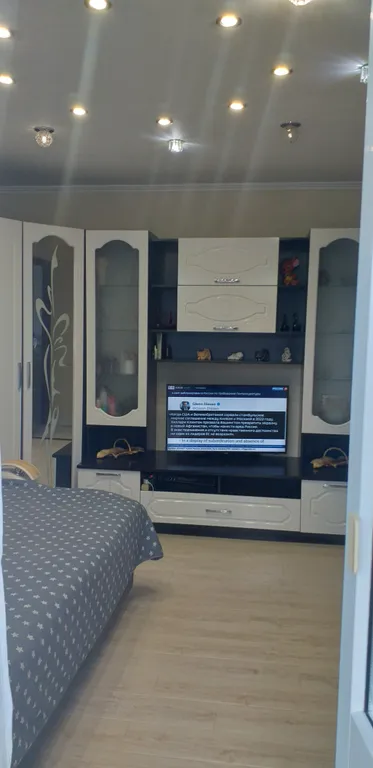 Уютная двухкомнатная квартира в спокойном районе, с кроватью и диваном