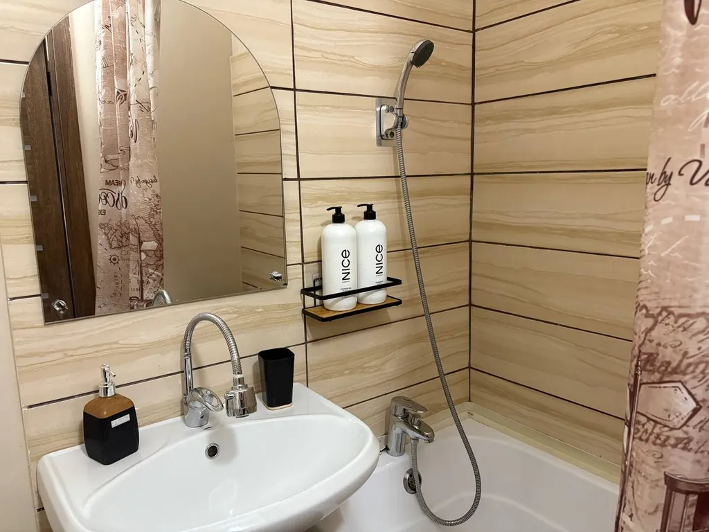 Квартира напротив Ледового дворца и областной больницы .