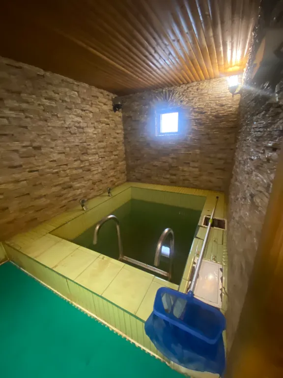 Уютный домик на берегу реки