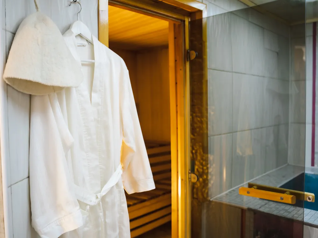 Двухэтажный срубовый гостевой домик с русской баней на дровах и купель