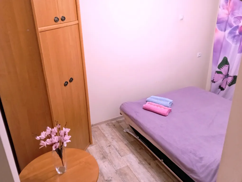 Скромная квартира с изолированными комнатами в центре