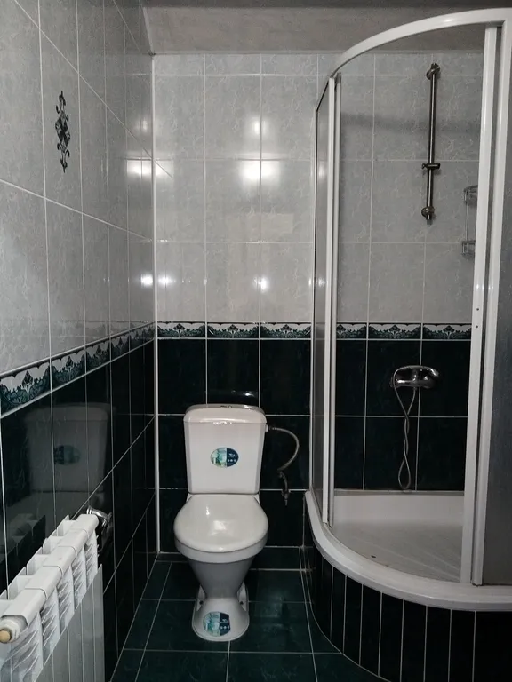 Квартира Квартира Трехместный номер с балконом в гостевом доме "Легенда" с бассейном. — Анапа