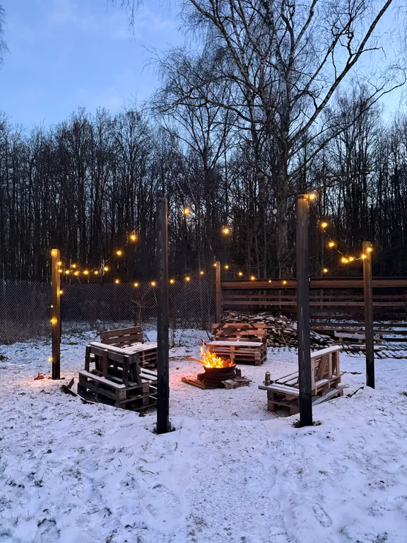 Дом с просторной террасой у леса