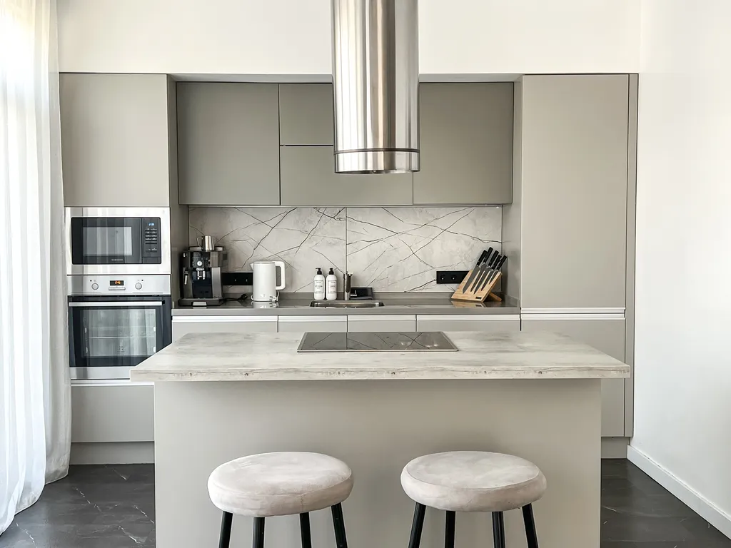 Новый современный дом с теплым бассейном и сауной