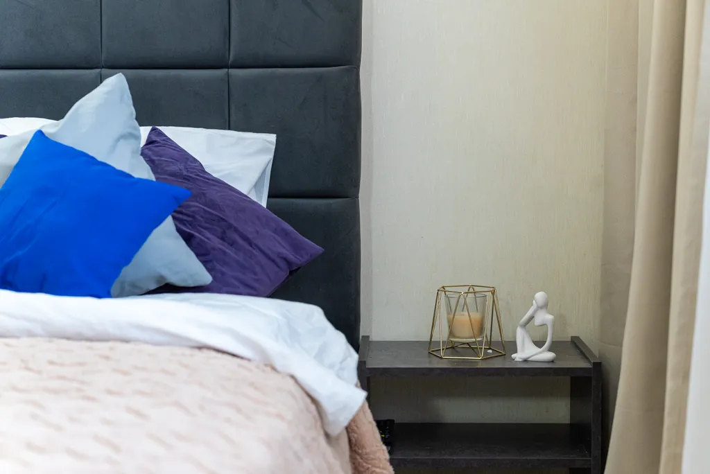 Светлая студия с видом на тихий зелёный двор