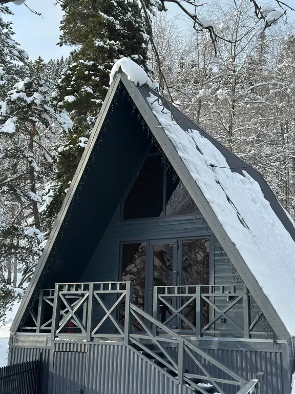 А-фрейм с видом на горы