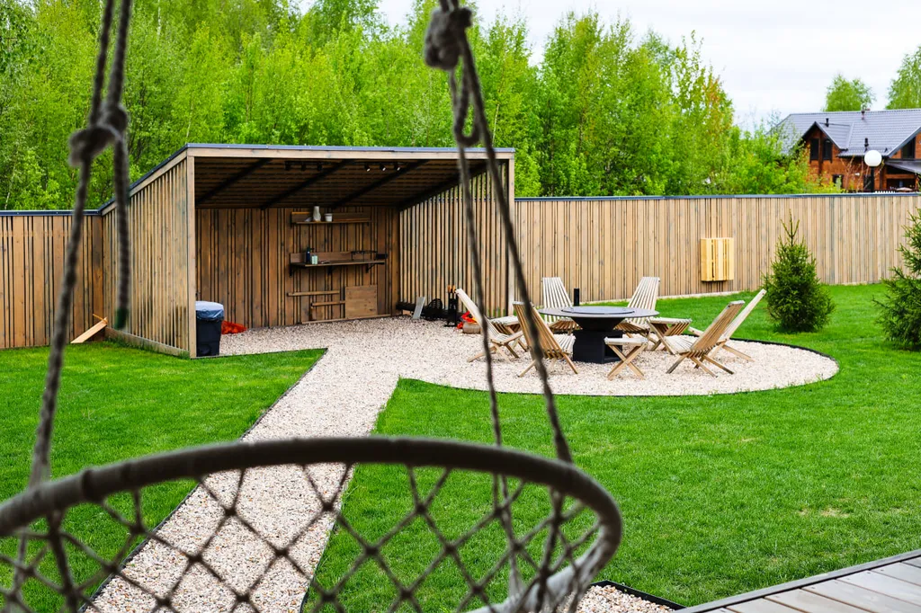 Белый дом на берегу водохранилища