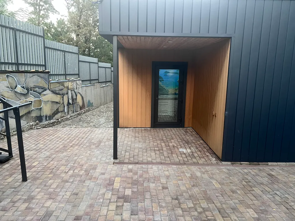 Домик с бассейном