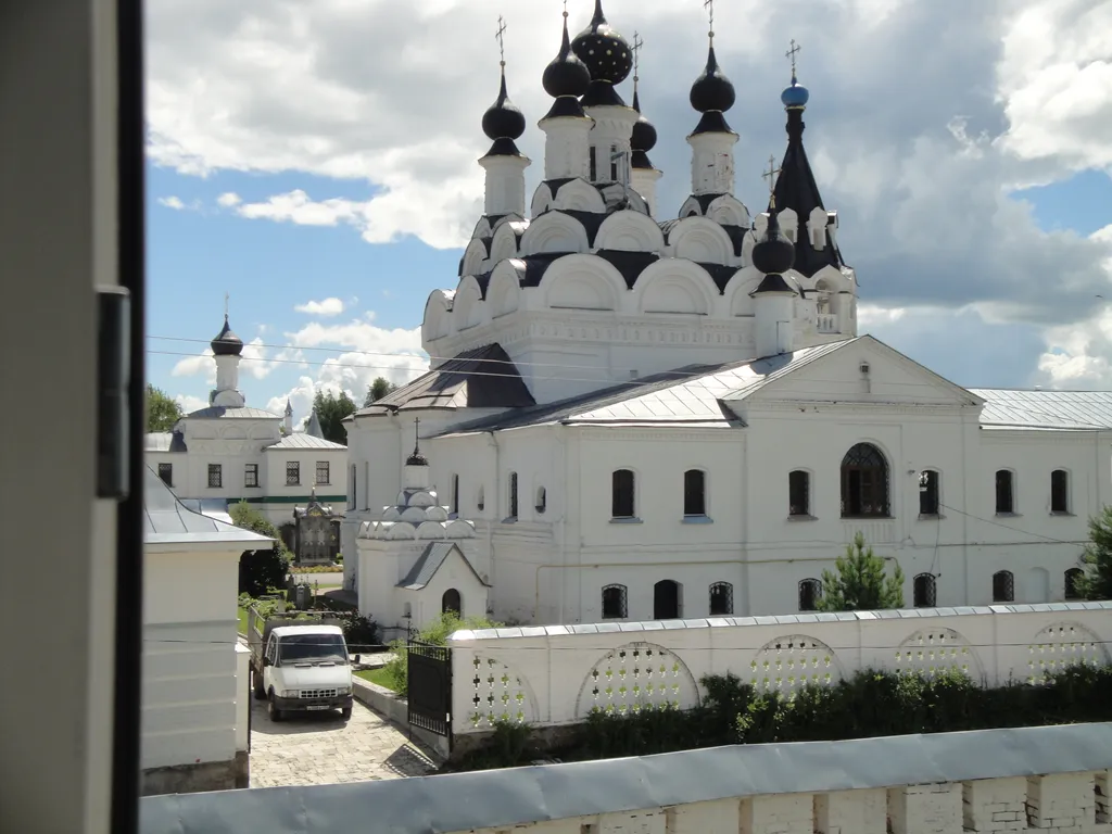 Трёхкомнатная квартира с видом на монастыри