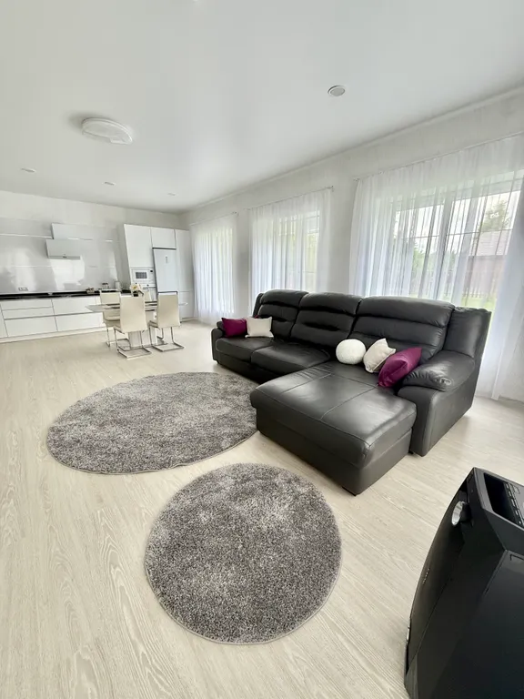 Дом на берегу реки с баней