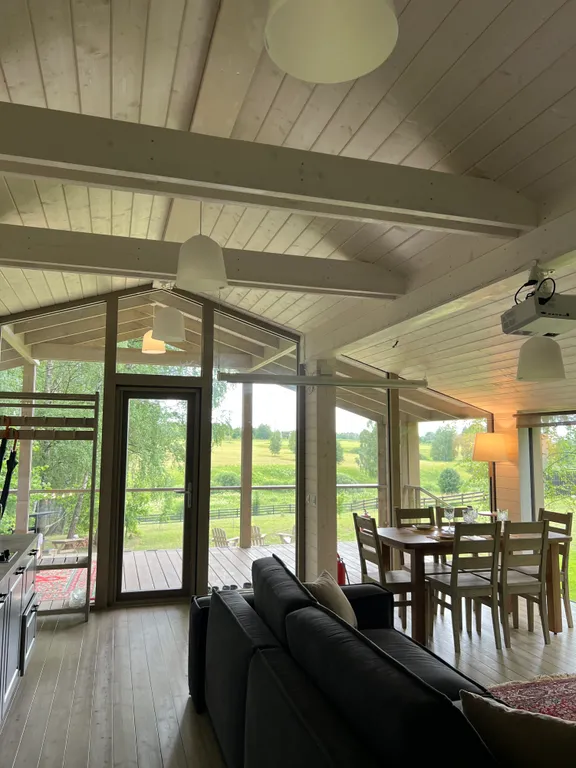 Гостевой дом среди березовой рощи с видом на поле и лес