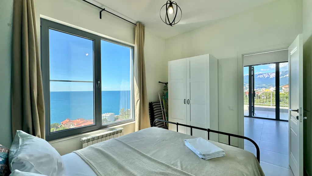 Часть дома с бассейном недалеко от моря Отрадное Ялта