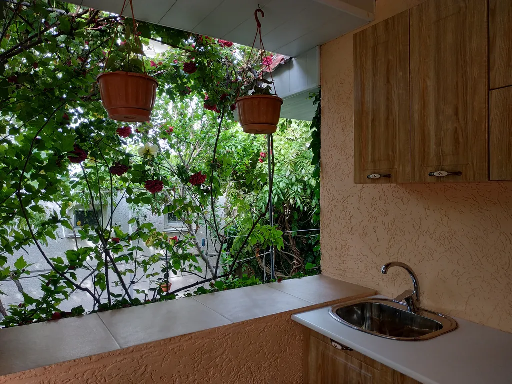 Отдельно стоящий коттедж из двух комнат, кухни и террасы