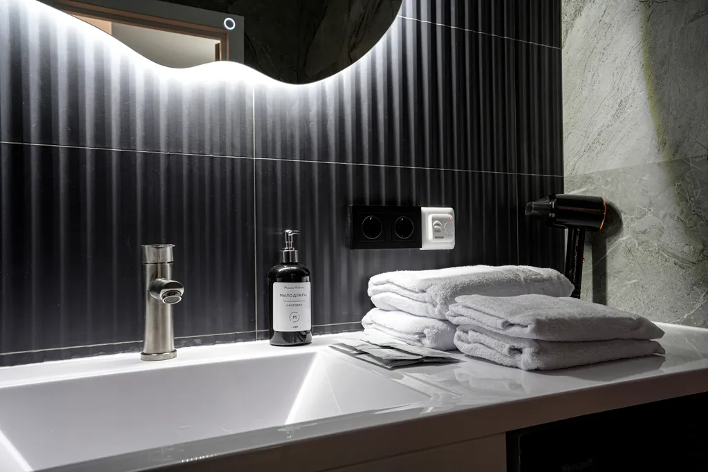 Luna Moscow — дизайнерская квартира с зеркальной мозаикой возле кровати