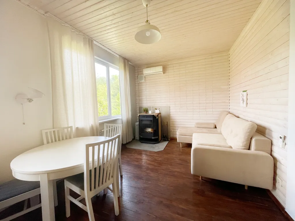 Уютный дом с просторной территорией