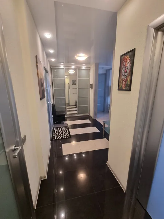 Просторная 2-х комнатная квартира недалеко от площади Победы в тихом центре