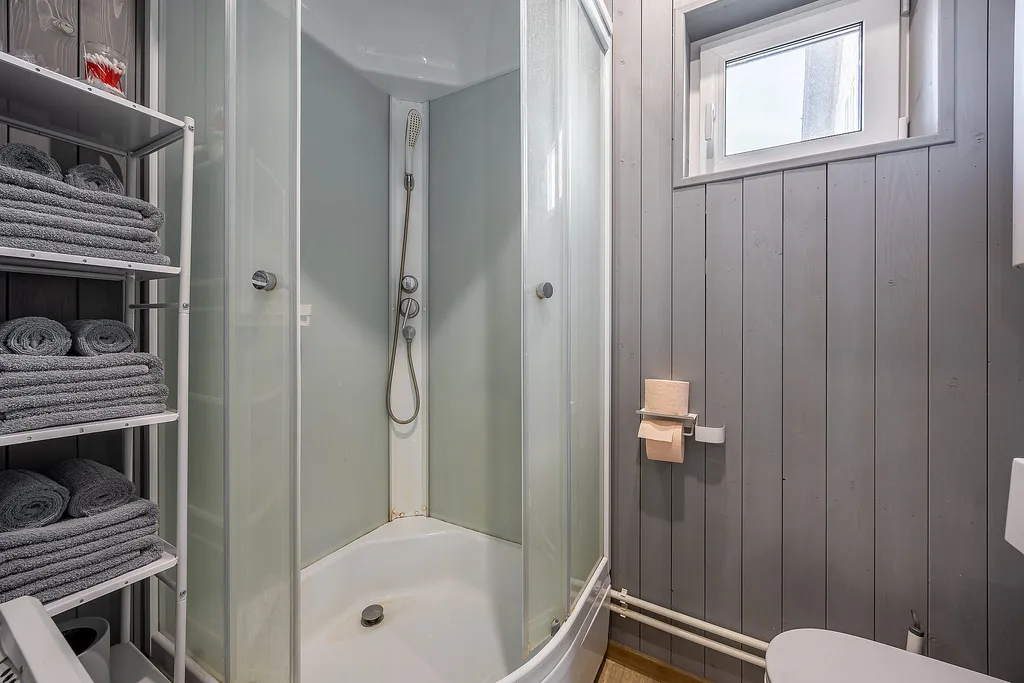 Коттедж Уютный новый домик в городе с горячей купелью — Новопокровское