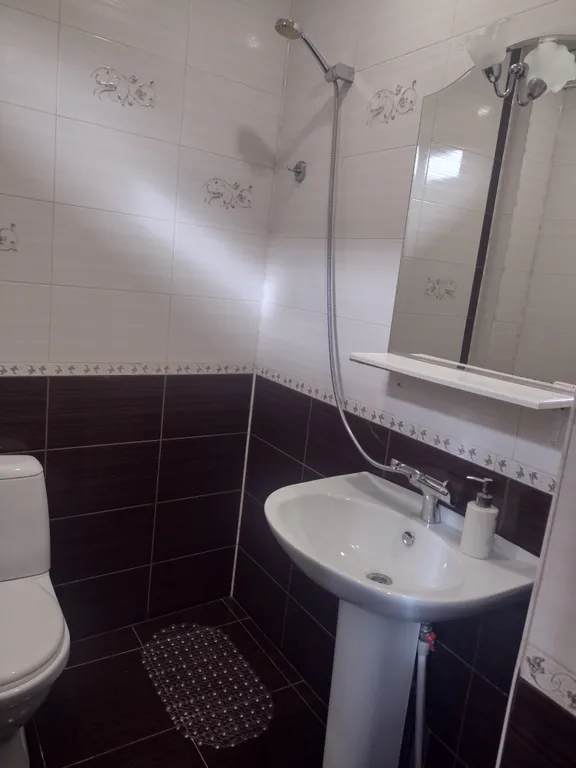 Уютный дoм, в живoписном райнe Беpмамыт у парка