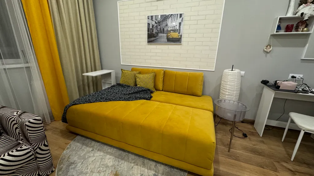 Белая студия в новом доме на центральной улице