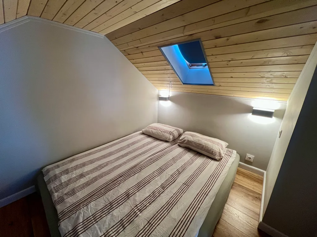 Синий домик в поле