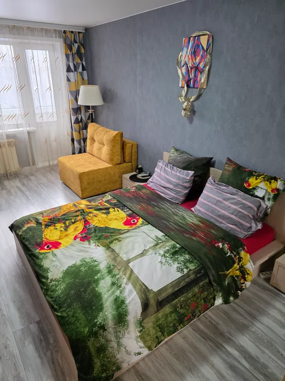 Стильная квартира с большой кроватью.