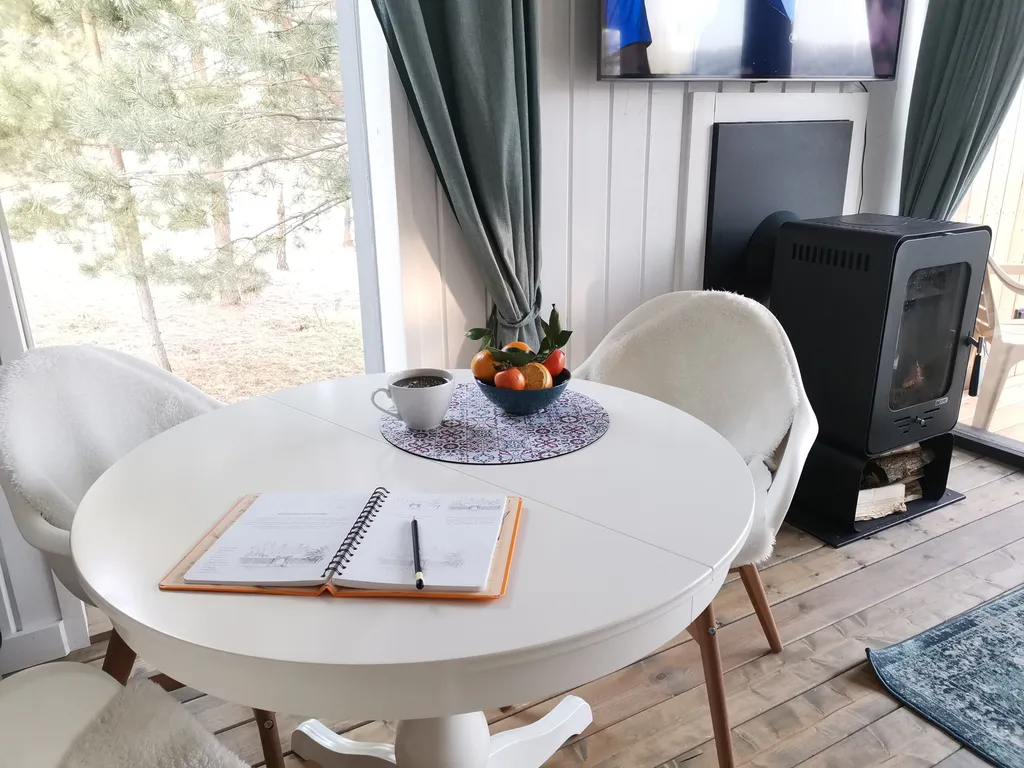 Современный уютный домик с камином на берегу реки Оки