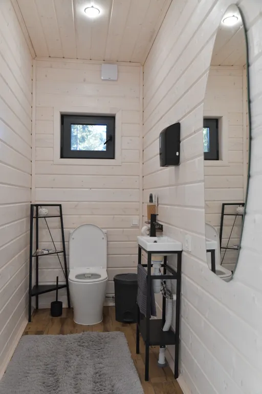 Уютный дом на живописной поляне в лесу с панорамными окнами