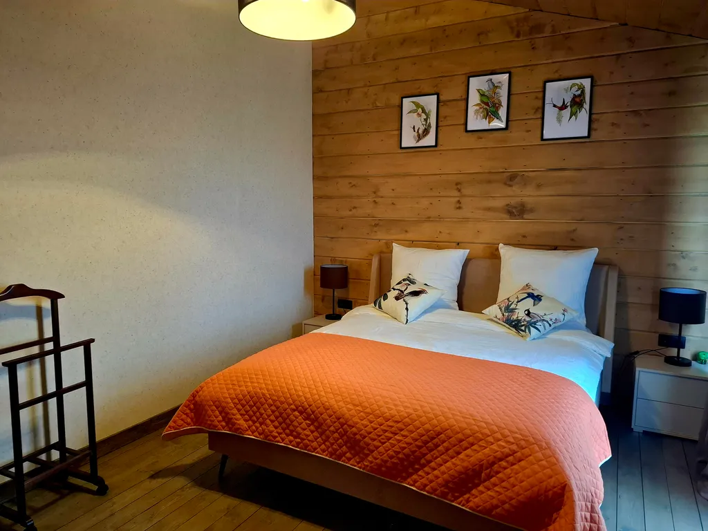 Просторный двухкомнатный коттедж в лесу у пруда