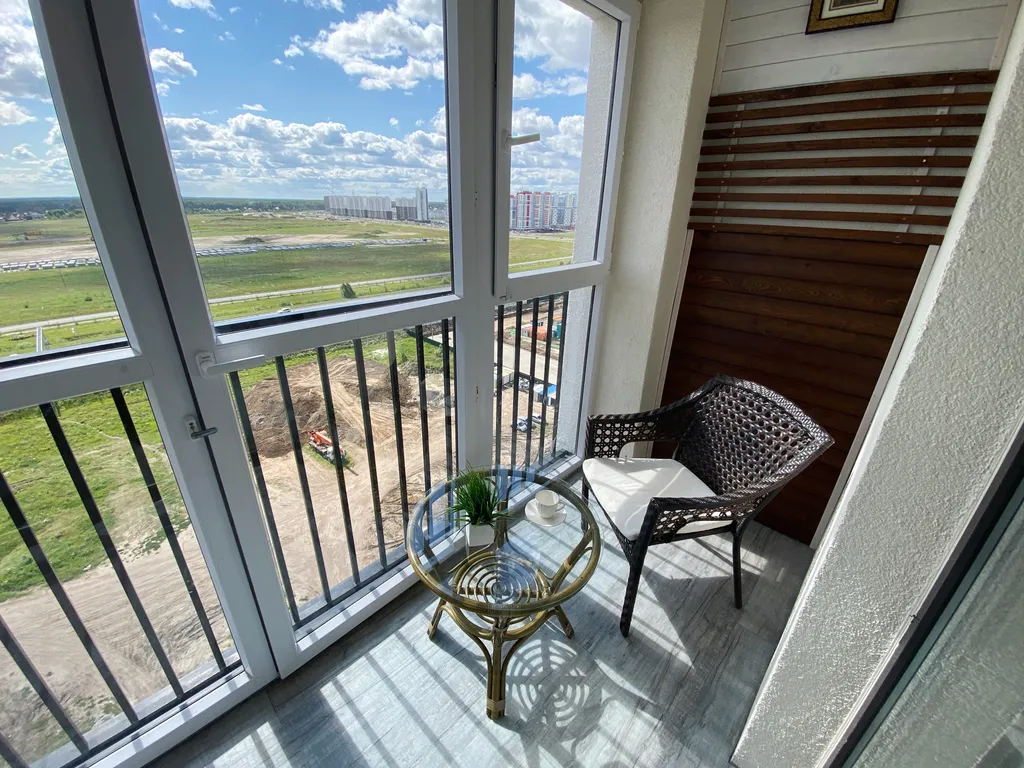 Crystal View — студия с панорамными окнами и закатом за стеклом