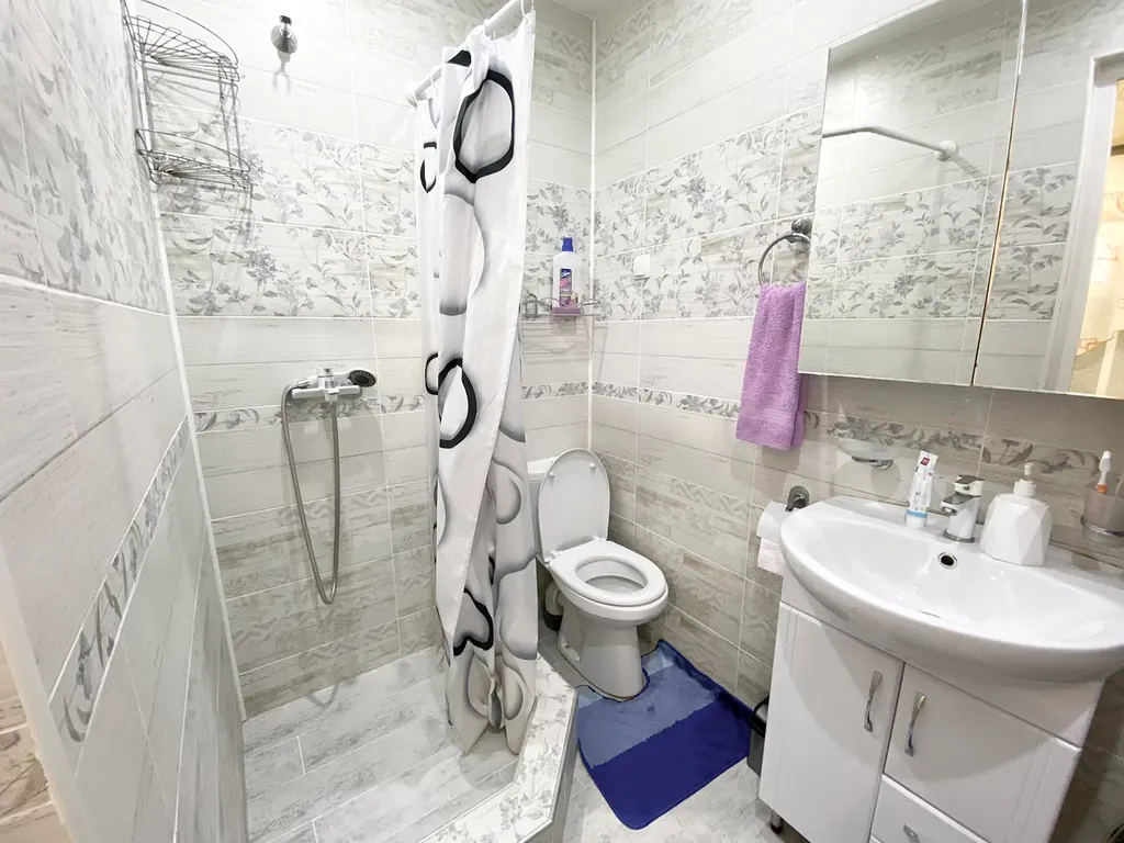 Уютная двухуровневая квартира с обеденной зоной во дворе