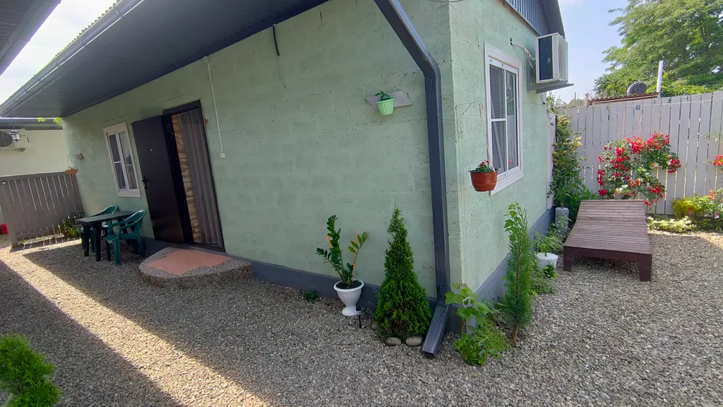 Коттедж Семейный домик у моря с отдельным двориком — Кучугуры