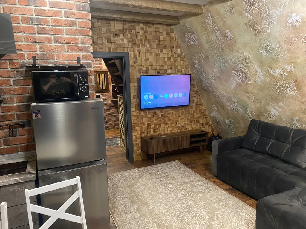 Архитектурный дом A-freim с безграничным окружением природы и речки