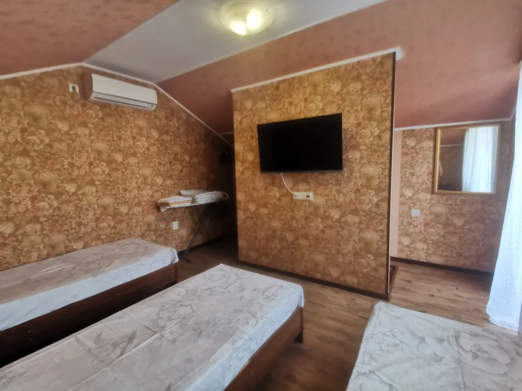 Домик у моря на троих