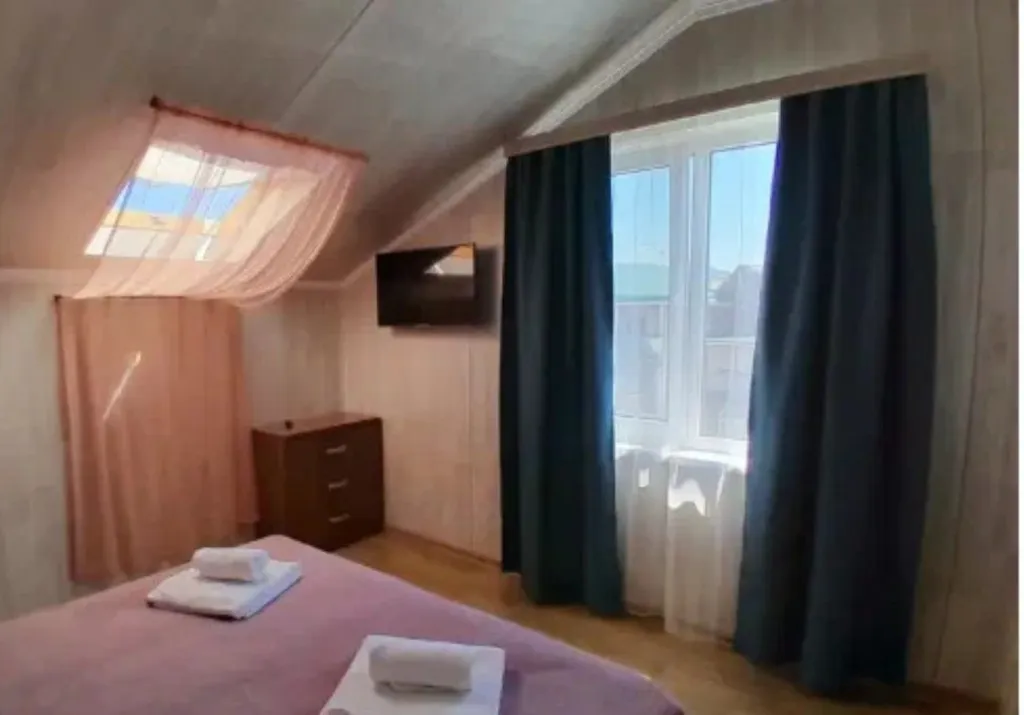 2Семейный двухкомнатный номер с кухней на мансардном этаже