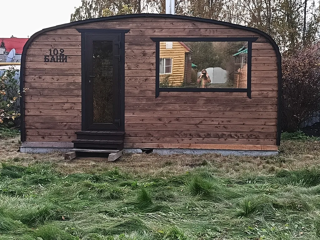 Дом, баня, чан на берегу реки Белой