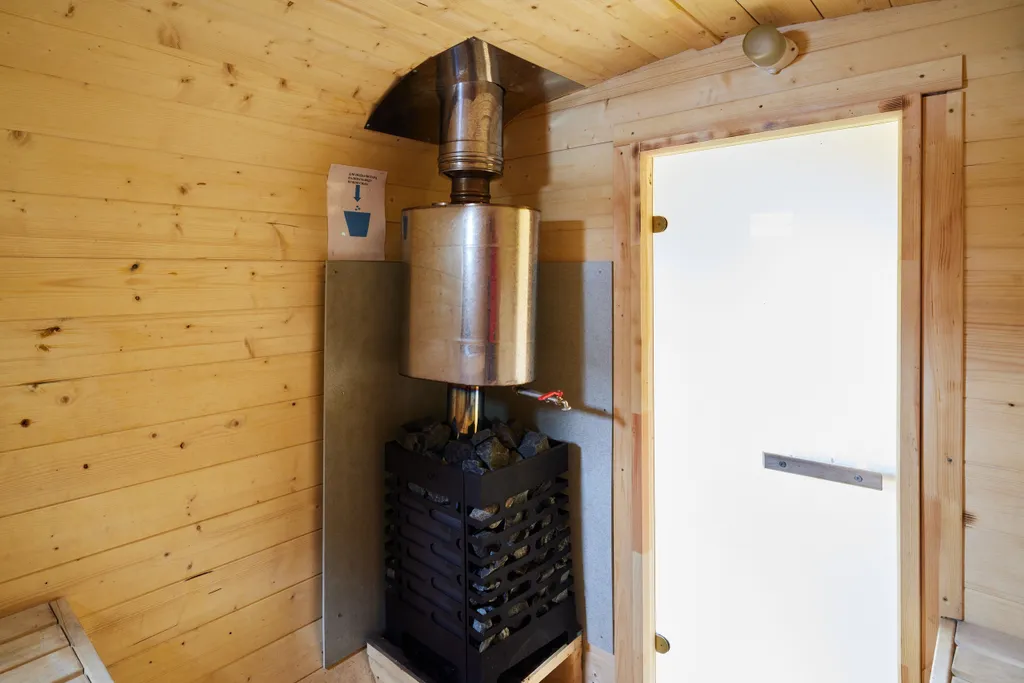 Дом в лесу рядом с озером