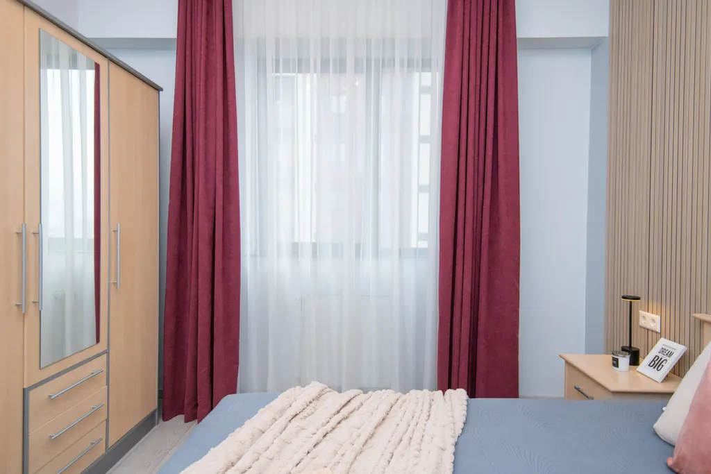 Уютные апартаменты с видом на колесо обозрения и город