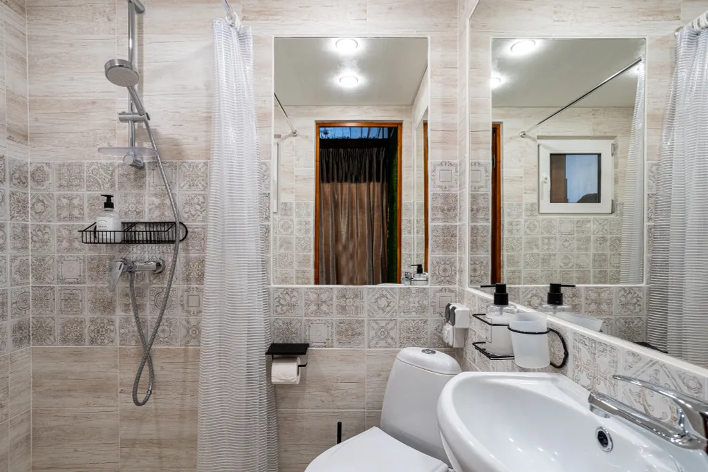 Романтическая студия с камином и балконом в старинном особняке