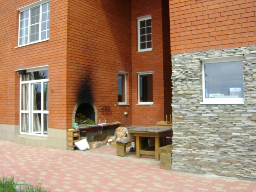 Дом-коттедж на берегу реки