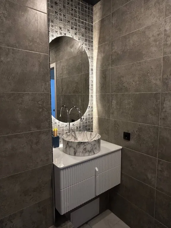 Уютная квартира с джакузи в спальне и массажным креслом