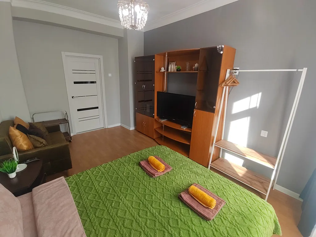 Трёхкомнатная квартира с раздельными комнатами, балконом в центре