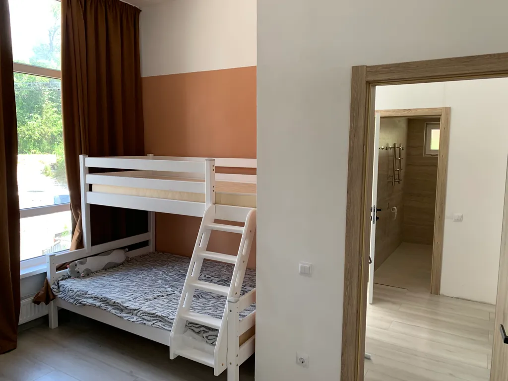 Современный коттедж на горе, в тихом месте, на границе с лесом