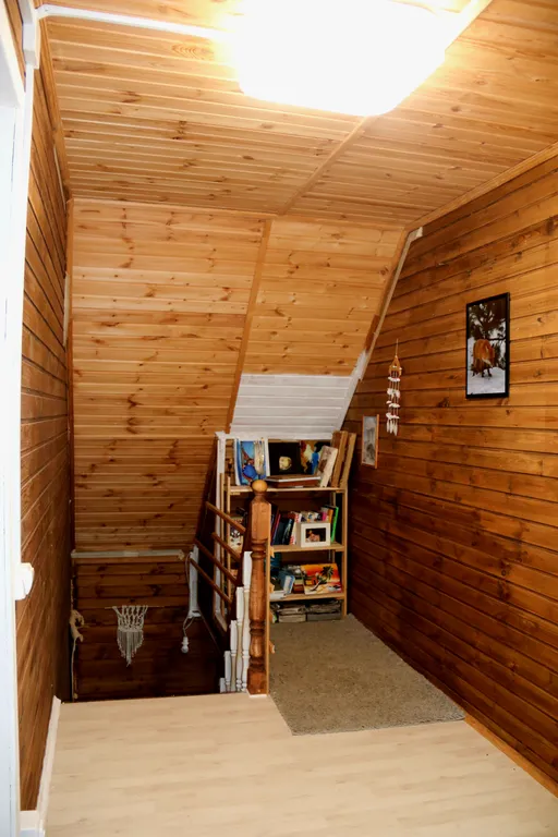 Коттедж на берегу реки с видом на сосновый лес