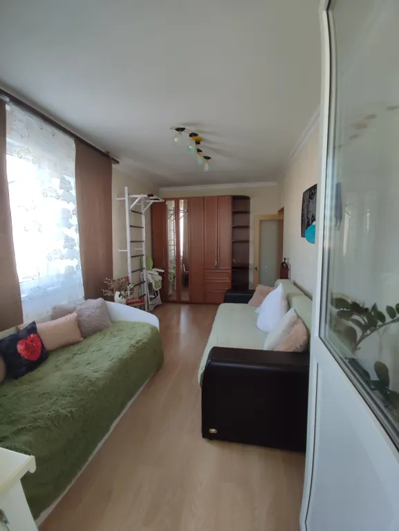 Трешка в центре города с охраняемой парковкой