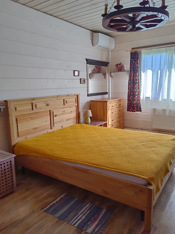 Красивый дом с камином на берегу живописной реки