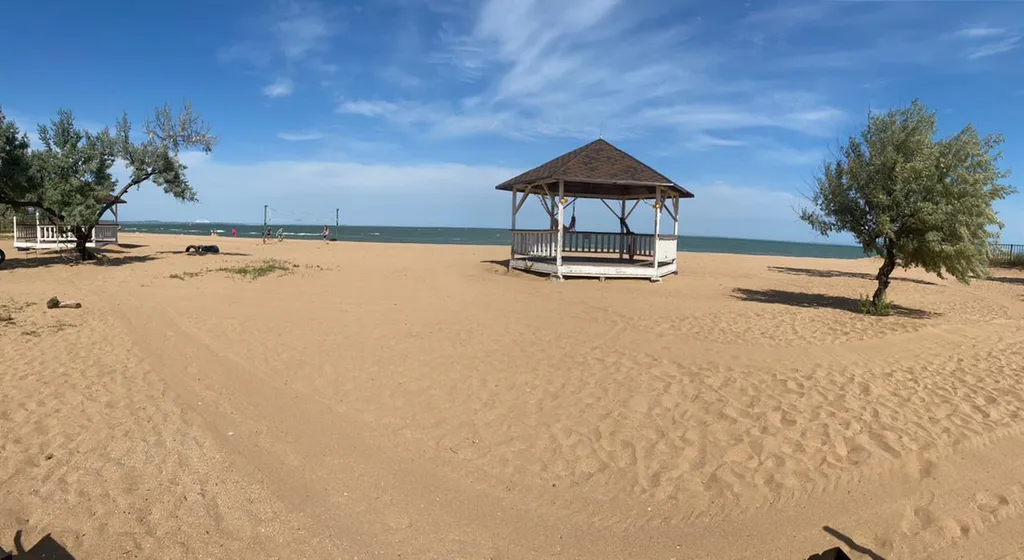 Двухэтажный дом на берегу моря