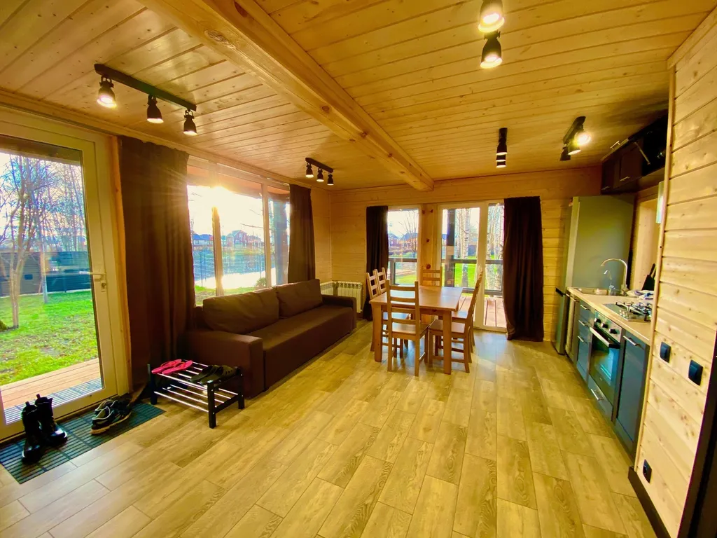 Дом Благодать у пруда с панорамными окнами