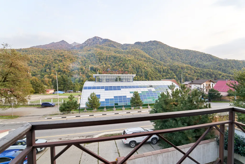 Апартаменты в горах, большая кровать