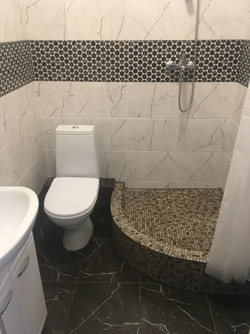 Туалет, душ в апартаментах Ленина 73