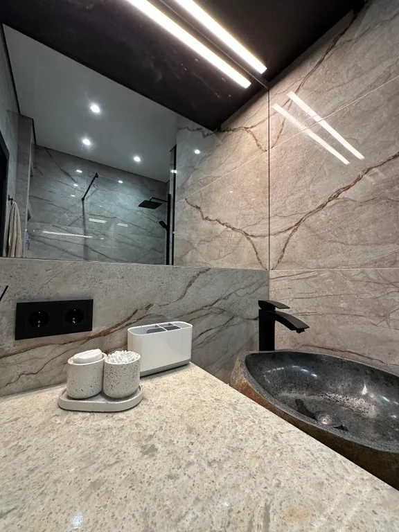 Уютная квартира в центре города на высоком этаже с видом на море